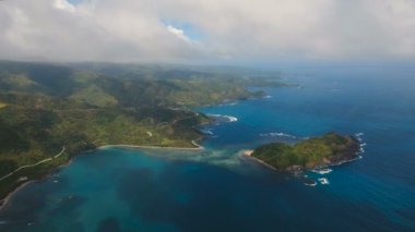 Tropik ada, plaj, kayalar ve dalgalar deniz manzarası. Catanduanes, Filipinler.