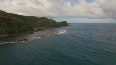 Tropik ada, plaj, kayalar ve dalgalar deniz manzarası. Catanduanes, Filipinler.