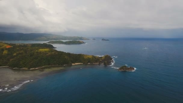 Paysage marin avec île tropicale, plage, rochers et vagues. Catanduanes, Philippines .