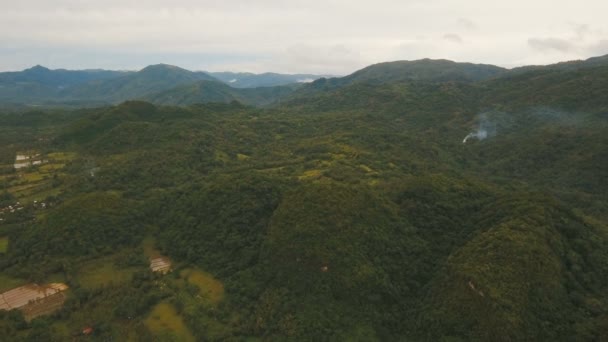 Горы с тропическим лесом. Филиппинский остров Катандуанес . — стоковое видео