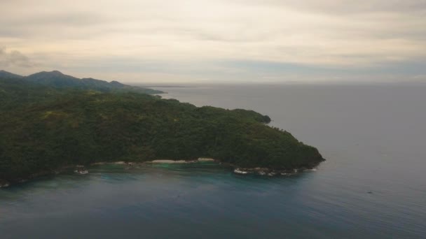 Paysage marin avec île tropicale, plage, rochers et vagues. Catanduanes, Philippines . — Video