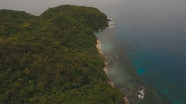Paysage marin avec île tropicale, plage, rochers et vagues. Catanduanes, Philippines .