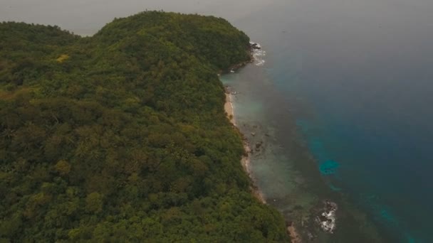 Морской пейзаж с тропическим островом, пляжем, скалами и волнами. Катандуанес, Филиппины . — стоковое видео