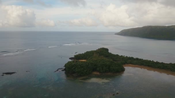 Vista aérea hermosa isla tropical. Isla de Catanduanes Filipinas . — Vídeos de Stock