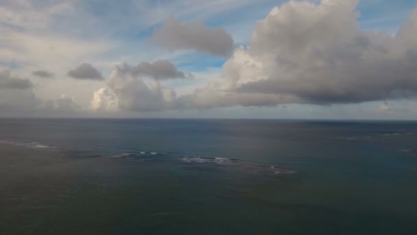 Vista aérea da superfície da água. Catanduanes ilha Filipinas . — Vídeo de Stock