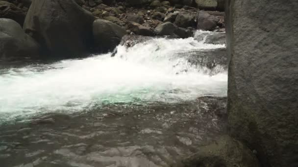 Rio de fluxo de montanha . — Vídeo de Stock