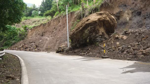 Erdrutsch auf der Bergstrasse.. Camiguin Insel Philippinen. — Stockvideo