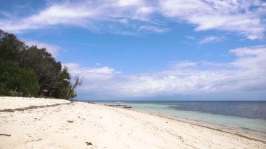 güzel bir plaj tropikal adada.