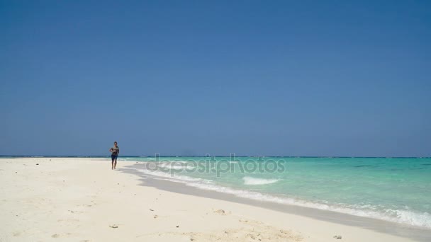 Homem correndo na praia. — Vídeo de Stock