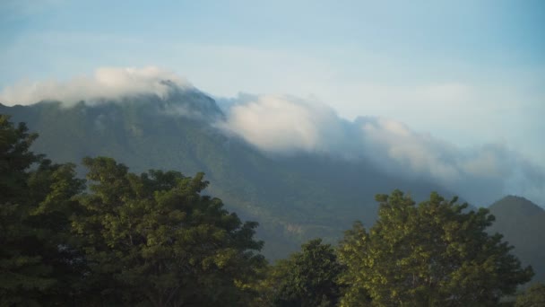 Landschap van bergen en hemel. Camiguin island. — Stockvideo