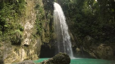 Güzel tropik şelale. Filipinler Cebu Adası.