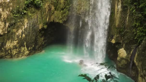 Hermosa cascada tropical. Filipinas Isla de Cebú . — Vídeo de stock