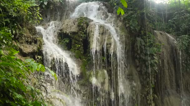 Hermosa cascada tropical. Filipinas Isla de Cebú . — Vídeos de Stock