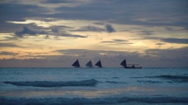 Güzel gün batımı deniz üzerinde. Boracay Adası Filipinler.