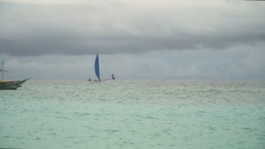 Mavi denizde yelkenli. Filipinler Boracay Adası.