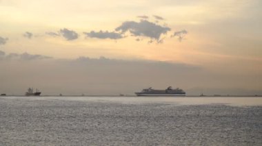 Gün batımında cruise gemi denizde.