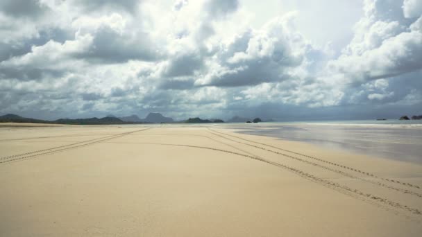 Uomo alla guida di una moto sulla spiaggia. — Video Stock