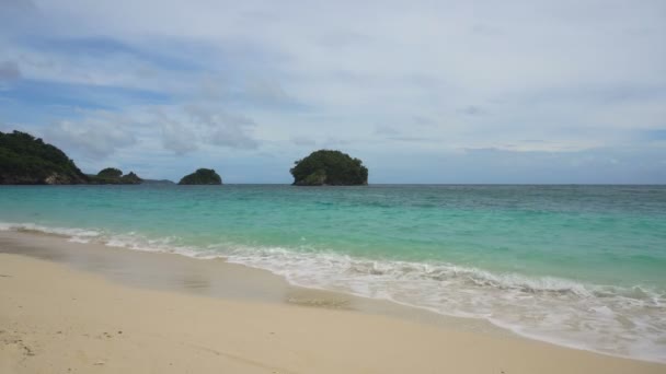 Belle plage sur île tropicale . — Video