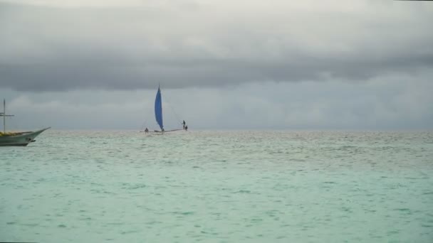 Segelbåt i blått hav. Boracay ön Filippinerna. — Stockvideo