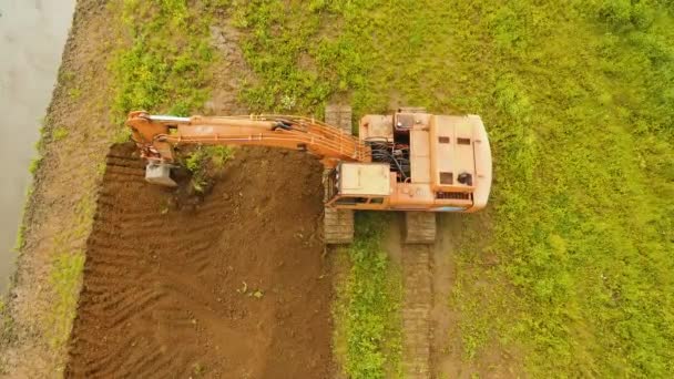 Escavatore scavare una trincea nel campo. video aereo . — Video Stock