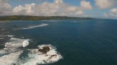 Tropik ada, plaj, kayalar ve dalgalar deniz manzarası. Catanduanes, Filipinler.