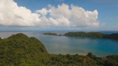 Havadan görünümü tropikal lagün, deniz, plaj. Tropik ada. Catanduanes, Filipinler.