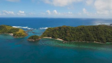 Tropik ada, plaj, kayalar ve dalgalar hava görünümünü deniz manzarası. Catanduanes, Filipinler.