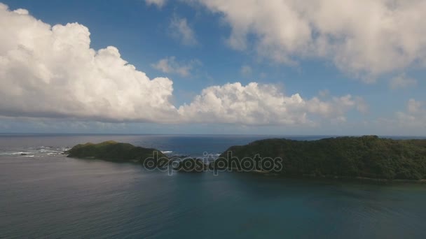 Widok z lotu ptaka tropikalną laguną, morze, plaża. Tropikalna wyspa. Catanduanes, Filipiny. — Wideo stockowe