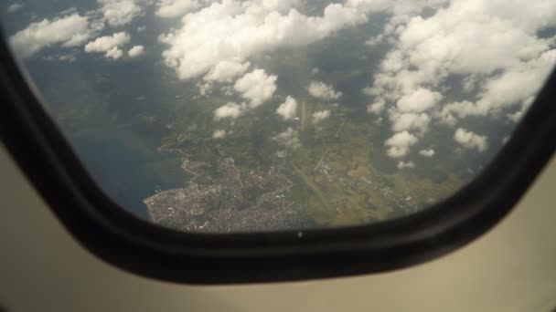 Vue depuis une fenêtre d'avion sur l'océan. — Video