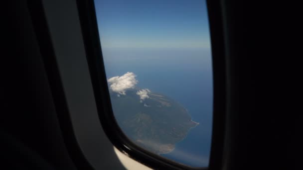 Widok z okna samolotu na ocean. — Wideo stockowe