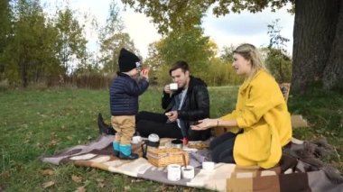 Aile parkta piknik yapıyor..