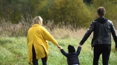 Parkta bir yürüyüş üzerinde genç aile.