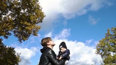 Parktaki genç aile.