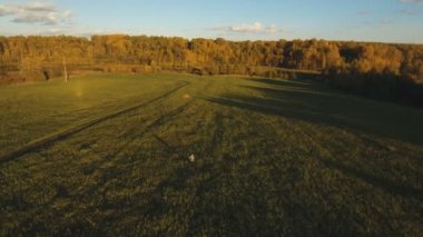 Bir alanı bir uçurtma ile kız. Havadan görünümü.