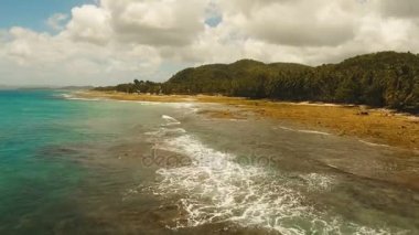 Kayalık plaj tropikal bir adada. Filipinler, Siargao.