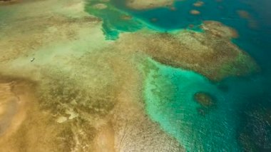 Havadan görünümü tropikal lagün, deniz, plaj. Tropik ada. Siargao, Türkiye.