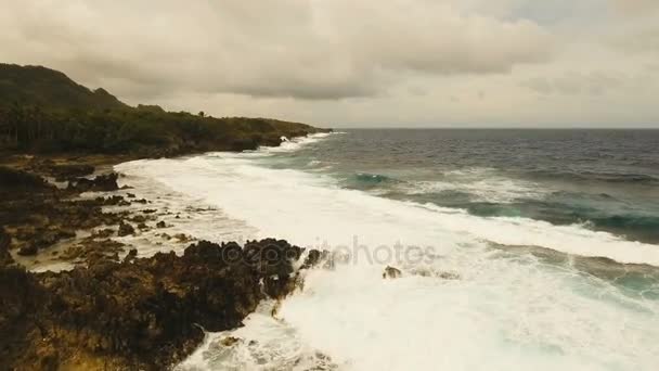 Vue aérienne des falaises et des vagues. Philippines, Siargao .