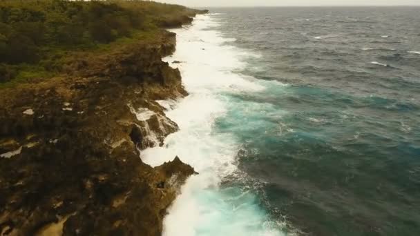 Vista aérea de los acantilados y la ola. Filipinas, Siargao . — Vídeo de stock