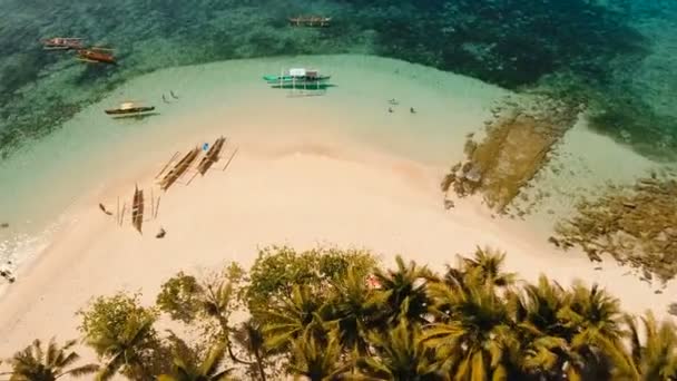 Luftaufnahme schöner Strand auf tropischer Insel. Guyam-Insel, Philippinen, Siargao. — Stockvideo