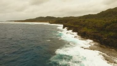 Havadan görünümü kayalıklarla ve dalga. Filipinler, Siargao.