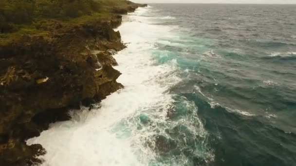 Vista aérea de los acantilados y la ola. Filipinas, Siargao . — Vídeo de stock