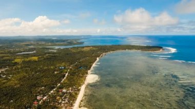Hava güzel bir plaj tropikal bir adada görüntüleyin. Filipinler, Siargao.