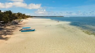 Hava güzel bir plaj tropikal bir adada görüntüleyin. Filipinler, Siargao.