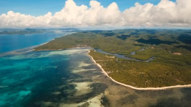 Tropik ada, plaj, kayalar ve dalgalar deniz manzarası. Siargao, Türkiye.