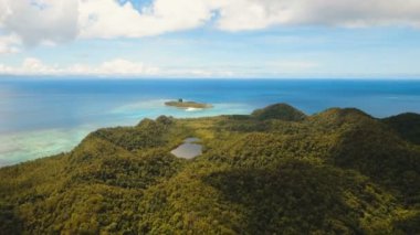Havadan görünümü tropikal lagün, deniz, plaj. Tropik ada. Siargao, Türkiye.