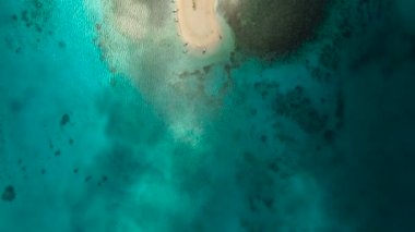 Havadan görünümü güzel plaj tropikal adada. Siargao Adası, Filipinler.