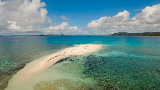 Vista aérea hermosa playa en la isla tropical. Isla de Siargao, Filipinas . — Vídeos de Stock