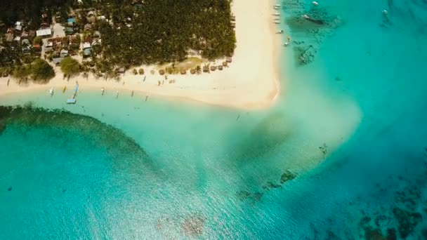 Letecký pohled na krásné pláži na tropickém ostrově. Siargao island, Filipíny, DACO. — Stock video