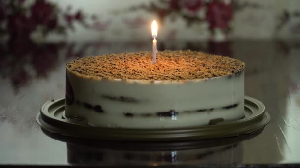 Bolo de aniversário com vela. — Vídeo de Stock