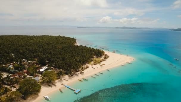 Вид с воздуха красивый пляж на тропическом острове. Остров Дако, Филиппины, Сиаргао . — стоковое видео